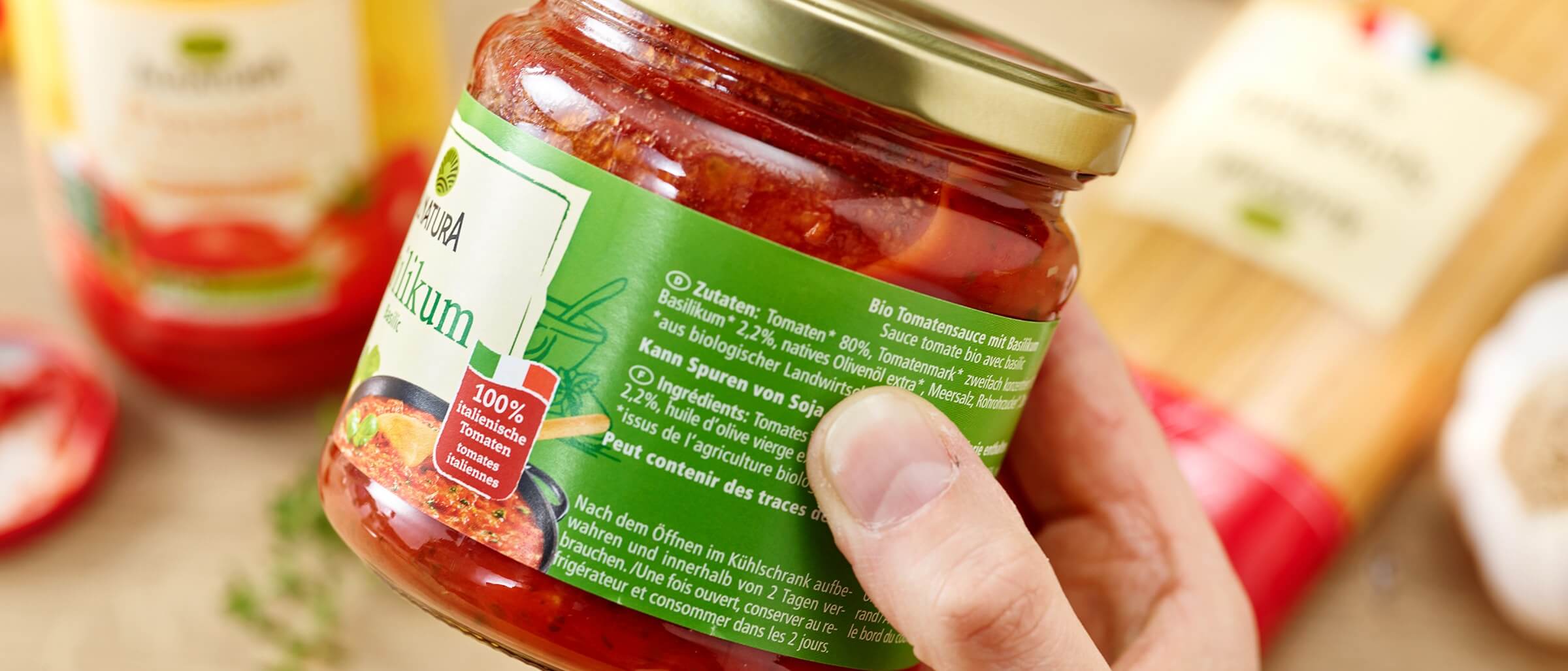 Zutatenliste eines Alnatura Produkts, das in einer Hand gehalten wird